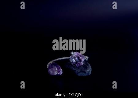 Ein Amethyst-Ring und Halskette auf schwarzem Hintergrund, Schmuck Stockfoto