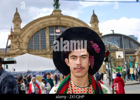 Frankfurt, Deutschland, 10. April 2024. Afghani trägt traditionelle Tracht vor dem Frankfurter Hauptbahnhof. Stockfoto