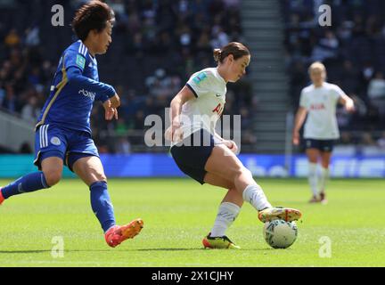 LONDON, ENGLAND: Grace Clinton (Leihgabe von Manchester United) von Tottenham Hotspur Women spielt mit Yuka Momiki von Leicester City Women in Aktion Stockfoto