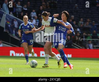 LONDON, ENGLAND – Grace Clinton (Leihgabe von Manchester United) von Tottenham Hotspur Women hält Saori Takarada von Leicester City Women in Aktion Stockfoto