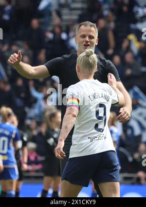 LONDON, ENGLAND - Robert Vilahamn Manager von Tottenham Hotspur Women feiert mit Bethany England von Tottenham Hotspur Women nach Erreichen der Fina Stockfoto