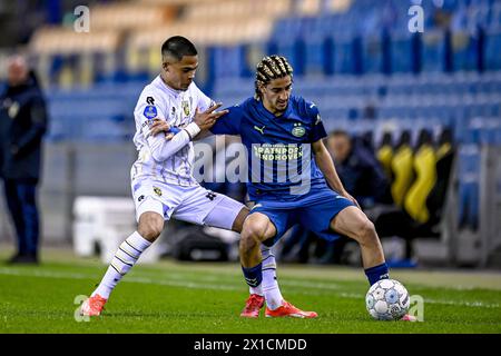 ARNHEM, 16.04.2024, GelreDome, Fußball, niederländische Eredivisie, Saison 2023 / 2024, Spiel zwischen Vitesse und Jong PSV (Freundschaftsspiel), Vitesse Spieler Xiamaro Thenu, Jong PSV Spieler Tai Abed Stockfoto