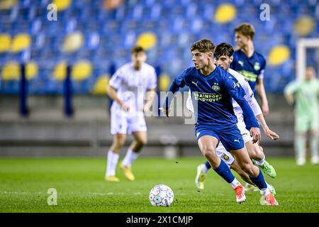 ARNHEM, 16.04.2024, GelreDome, Fußball, niederländische Eredivisie, Staffel 2023 / 2024, Spiel zwischen Vitesse und Jong PSV, Jong PSV Spieler Tim Van den Heuvel Stockfoto