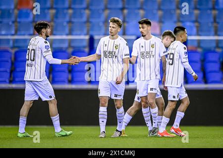 ARNHEM, 16.04.2024, GelreDome, Fußball, niederländische Eredivisie, Saison 2023 / 2024, Spiel zwischen Vitesse und Jong PSV (Freundschaftsspiel), Spieler von Vitesse feiern das Tor Stockfoto