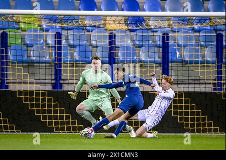 ARNHEM, 16.04.2024, GelreDome, Fußball, niederländische Eredivisie, Saison 2023 / 2024, Spiel zwischen Vitesse und Jong PSV (Freundschaftsspiel), Vitesse Torhüter Markus Schubert, Vitesse Spieler Mats Egbring Stockfoto