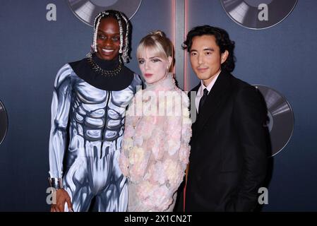 LOS ANGELES, KALIFORNIEN - 15. APRIL: (L-R) Austin Crute, Lucy Boynton und Justin H. Min nehmen an der Premiere von Searchlight Pictures „The G Stockfoto