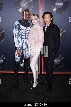 LOS ANGELES, KALIFORNIEN - 15. APRIL: (L-R) Austin Crute, Lucy Boynton und Justin H. Min nehmen an der Premiere von Searchlight Pictures „The G Stockfoto