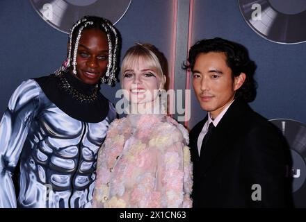 LOS ANGELES, KALIFORNIEN - 15. APRIL: (L-R) Austin Crute, Lucy Boynton und Justin H. Min nehmen an der Premiere von Searchlight Pictures „The G Stockfoto