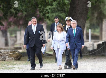 Das Antike Olympia, Griechenland. April 2024. Griechische Präsidentin Katerina Sakellaropoulou (Front C), Präsident des Internationalen Olympischen Komitees Thomas Bach (Front R) und Präsident des Griechischen Olympischen Komitees und Mitglied des Internationalen Olympischen Komitees Spyros Capralos (Front L) Sie werden vor der olympischen Flammenbeleuchtung für die Olympischen Sommerspiele 2024 im antiken Olympia, Griechenland, am 16. April 2024 gesehen. Quelle: Li Jing/Xinhua/Alamy Live News Stockfoto