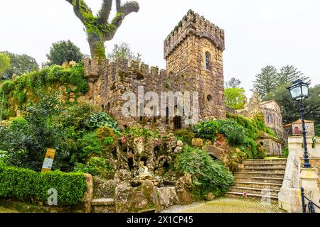 Turm mit Blick auf den bezaubernden Park Quinta da Regaleira, Sintra, Portugal. Stockfoto