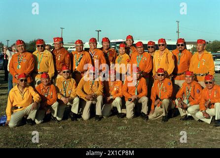 Mitglieder der 3. Und 4. Division Navajo Code-Sprecher-Platoons des Zweiten Weltkriegs posieren in Uniform ihrer Einheit für ein Gruppenfoto während einer Gedenkfeier der Landung auf Iwo Jima. 2/21/1987. Foto vom USMC/Camp Pendleton CA Marine Corps Base Camp Stockfoto