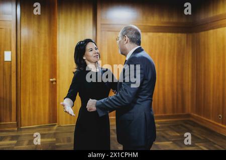 (LR) Bundesaußenministerin Annalena Baerbock (Allianz 90/die Grünen) trifft sich am 16. April 2024 in Berlin mit dem jordanischen Außenminister Ayman Safadi zu einem Gespräch. Stockfoto