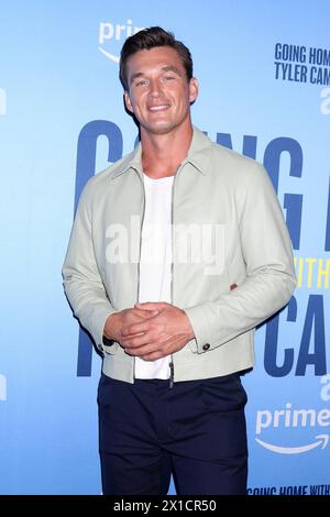 West Hollywood, USA. April 2024. LOS ANGELES - 10. APR: Tyler Cameron bei der Going Home with Tyler Cameron Kickoff Party im 1 Hotel am 10. April 2024 in West Hollywood, CA (Foto: Katrina Jordan/SIPA USA) Credit: SIPA USA/Alamy Live News Stockfoto