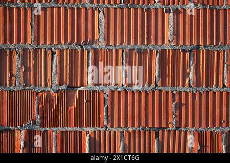 Gestreifte rote Ziegelwand Nahaufnahme Foto, detaillierte Hintergrundfotostruktur Stockfoto