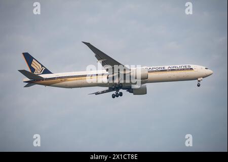 02.08.2023, Singapur, Republik Singapur, Asien - ein Passagierflugzeug der Singapore Airlines SIA vom Typ Boeing 777-300 er mit der Registrierung 9V-SWT im Landeanflug auf den internationalen Flughafen Changi. Singapore Airlines ist Mitglied der Star Alliance Luftfahrtallianz, einem internationalen Netzwerk von Fluggesellschaften. *** 02 08 2023, Singapur, Republik Singapur, Asien A Singapore Airlines SIA Boeing 777 300 er Passagierflugzeug, Registrierung 9V SWT, beim Anflug auf den internationalen Flughafen Changi Singapore Airlines ist Mitglied der Star Alliance Airline Alliance, einer Internierung Stockfoto