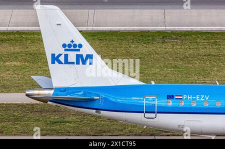 Heckflosse eines Embraer 190STD mit dem Logo von KLM Dutch Royal Airlines. Operativ fliegt das Flugzeug jedoch für KLM Cityhopper. Es ist ein Taxi Stockfoto