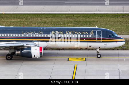 Ein Royal Jordanian Airlines Airbus A321-231 fährt mit dem Taxi zur Start- und Landebahn am Flughafen Zürich. Registrierung JY-AYT. (Zürich, Schweiz, 24.02.2024) Stockfoto