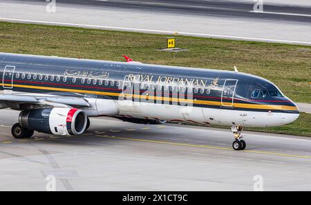 Ein Royal Jordanian Airlines Airbus A321-231 fährt mit dem Taxi zur Start- und Landebahn am Flughafen Zürich. Registrierung JY-AYT. (Zürich, Schweiz, 24.02.2024) Stockfoto