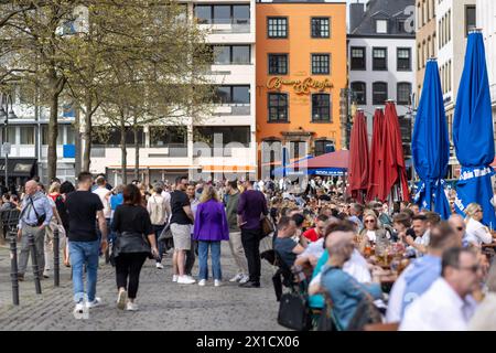 Eine große Menschenmenge genießt einen warmen Frühlingstag in der Kölner Altstadt Stockfoto