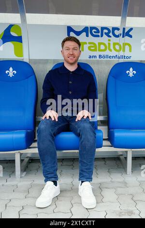 Darmstadt, Deutschland. April 2024. Fußball: Bundesliga, SV Darmstadt 98 Pressekonferenz, Merck-Stadion Böllenfalltor. Paul Fernie, neuer Sportdirektor beim SV Darmstadt 98, sitzt auf der Spielerbank im Stadion. Quelle: Uwe Anspach/dpa/Alamy Live News Stockfoto