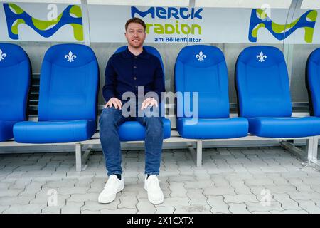 Darmstadt, Deutschland. April 2024. Fußball: Bundesliga, SV Darmstadt 98 Pressekonferenz, Merck-Stadion Böllenfalltor. Paul Fernie, neuer Sportdirektor beim SV Darmstadt 98, sitzt auf der Spielerbank im Stadion. Quelle: Uwe Anspach/dpa/Alamy Live News Stockfoto