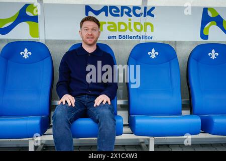 Darmstadt, Deutschland. April 2024. Fußball: Bundesliga, SV Darmstadt 98 Pressekonferenz, Merck-Stadion Böllenfalltor. Paul Fernie, neuer Sportdirektor beim SV Darmstadt 98, sitzt auf der Spielerbank im Stadion. Quelle: Uwe Anspach/dpa/Alamy Live News Stockfoto