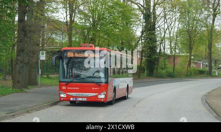 Meldorf, Deutschland. April 2024. Ein roter Bus der Linie 2500, der von der Autokraft GmbH im Auftrag der DB Regio AG betrieben wird, fährt von Meldorf zum Bahnhof Heide. Quelle: Marcus Brandt/dpa/Alamy Live News Stockfoto