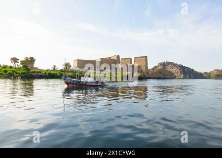 Traditionelles Boot vor dem Philae Tempel Komplex, Agilkia Island, Assuan Dam Stausee. Grabstätte von Osiris. Ägypten Stockfoto