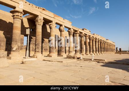 Östliche Kolonnaden im Tempel von Arsenophis, Philae Temple Complex, Agilkia Island, Assuan Dam Reservoir. Grabstätte von Osiris. Ägypten Stockfoto