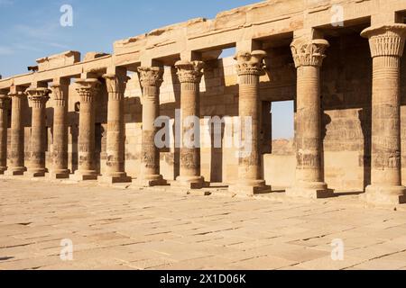 Kolonnaden im Tempel von Arsenophis, Philae Temple Complex, Agilkia Island, Assuan Dam Stausee. Grabstätte von Osiris. Ägypten Stockfoto