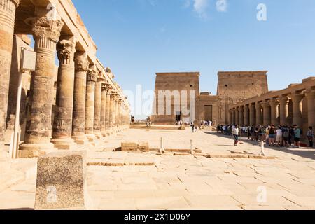 Östliche Kolonnaden und Pylon, Arsenophis, Philae Temple Complex, Agilkia Island, Assuan Dam Reservoir. Grabstätte von Osiris. Ägypten Stockfoto