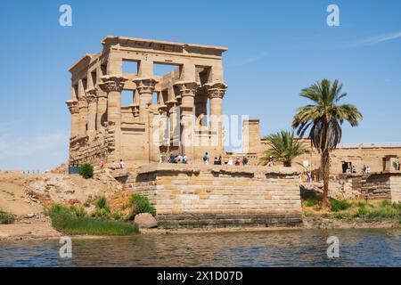 Trajans Kiosk vom Wasser aus gesehen. Philae Temple Complex, Agilkia Island, Assuan Dam Reservoir. Grabstätte von Osiris. Ägypten Stockfoto