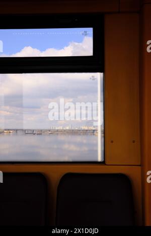 Kiew City U-Bahn-Innenraum mit Blick auf den dnipro und die Stadt Stockfoto