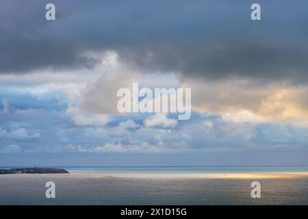 Lumière d'Or au Large du Cap Gris-Nez, Frankreich, Côte d'Opale. Stockfoto