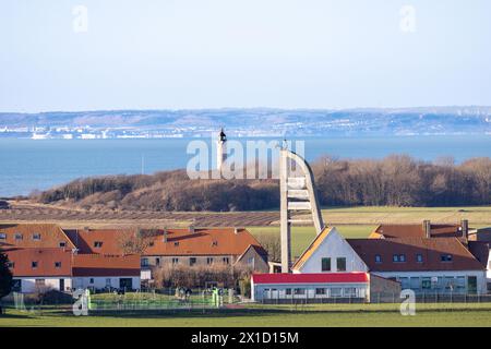 L'église d'Audinghen avec en arrière Plan les Côtes anglaises, Frankreich, Côte d'Opale. Stockfoto