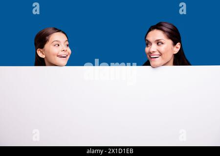 Nahaufnahme Foto schöne zwei Personen braunhaarige Mama kleine Tochter erstaunlichen Blick auf jedes andere Schild Plakat gerne offenen Mund Lachen lachen Stockfoto