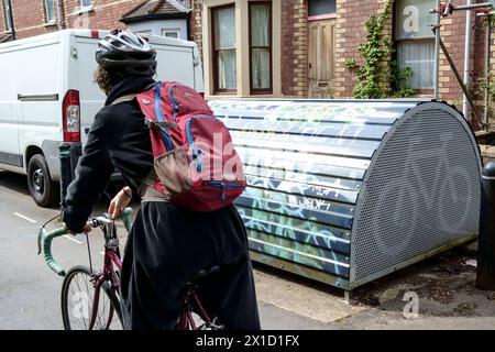 In der Nähe von St Werburgh's, einem Vorort von Bristol UK, Gibt Es Einen Fahrradkiosk oder eine Straßenfahrradhalterung und Radfahrer Stockfoto