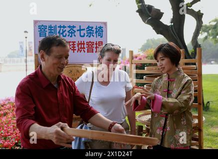 (240416) -- FUZHOU, 16. April 2024 (Xinhua) -- ein Erbe des immateriellen Kulturerbes stellt Techniken der Herstellung von Jasmintee in der Fuzhou Jasmine Culture Experience Hall in Fuzhou, südöstlicher chinesischer Provinz Fujian, 14. April 2024 vor. Die chinesische Provinz Fujian trägt maßgeblich zur Teeproduktion bei. In den letzten Jahren hat die Teeindustrie Fujian die Entwicklung erforscht, indem sie Teekultur anbaut, die Industrialisierung beschleunigt und Hightech nutzt. Derzeit ist die Erntezeit gekommen für Fuding White Tea, Wuyi Rock Tea und Anxi Tieguanyin Tea in Fujian. Der Fujian Tee i Stockfoto
