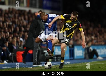 Harry Clarke aus Ipswich Town und Giorgi Chakvetadze aus Watford - Ipswich Town gegen Watford, Sky Bet Championship, Portman Road, Ipswich, Großbritannien - 10. April 2024 nur redaktionelle Verwendung - DataCo-Einschränkungen gelten Stockfoto