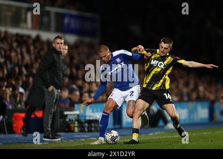 Harry Clarke aus Ipswich Town und Giorgi Chakvetadze aus Watford - Ipswich Town gegen Watford, Sky Bet Championship, Portman Road, Ipswich, Großbritannien - 10. April 2024 nur redaktionelle Verwendung - DataCo-Einschränkungen gelten Stockfoto