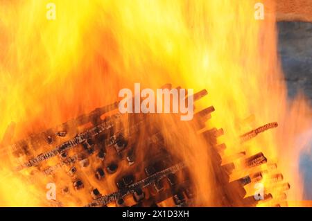 Brennendes Holz Stockfoto