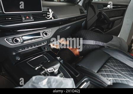 Nahaufnahme eines Kfz-Servicetechnikers, der den Luftfilter in einem Auto wechselt Stockfoto