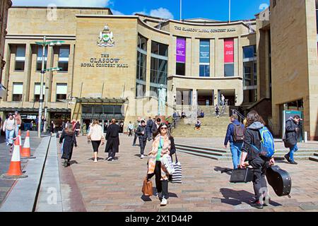 Glasgow, Schottland, Großbritannien. 16h April 2024: Wetter in Großbritannien: Sonnig in der Stadt, während die Leute auf der Buchanan Street, der Shoppinghauptstadt und der stilvollen Meile Schottlands, spazierten. Credit Gerard Ferry/Alamy Live News Stockfoto