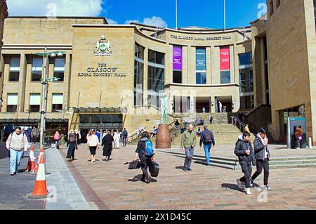 Glasgow, Schottland, Großbritannien. 16h April 2024: Wetter in Großbritannien: Sonnig in der Stadt, während die Leute auf der Buchanan Street, der Shoppinghauptstadt und der stilvollen Meile Schottlands, spazierten. Credit Gerard Ferry/Alamy Live News Stockfoto