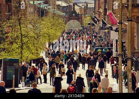 Glasgow, Schottland, Großbritannien. 16h April 2024: Wetter in Großbritannien: Sonnig in der Stadt, während die Leute auf der Buchanan Street, der Shoppinghauptstadt und der stilvollen Meile Schottlands, spazierten. Credit Gerard Ferry/Alamy Live News Stockfoto