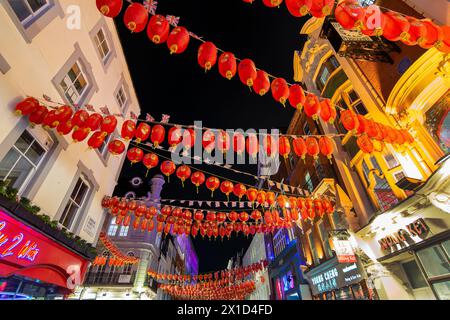 Rote chinesische Laternen in der Gerrard Street, Chinatown bei Nacht in London, Großbritannien Stockfoto