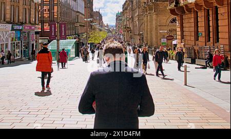 Glasgow, Schottland, Großbritannien. 16h April 2024: Wetter in Großbritannien: Sonnig in der Stadt, während die Leute auf der Buchanan Street, der Shoppinghauptstadt und der stilvollen Meile Schottlands, spazierten. Credit Gerard Ferry/Alamy Live News Stockfoto