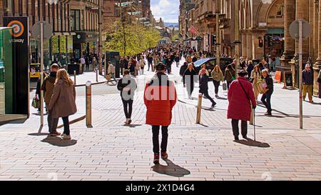 Glasgow, Schottland, Großbritannien. 16h April 2024: Wetter in Großbritannien: Sonnig in der Stadt, während die Leute auf der Buchanan Street, der Shoppinghauptstadt und der stilvollen Meile Schottlands, spazierten. Credit Gerard Ferry/Alamy Live News Stockfoto