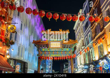 Rote chinesische Laternen und Tor in der Gerrard Street, Chinatown bei Nacht in London, Großbritannien Stockfoto