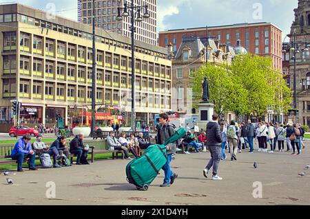 Glasgow, Schottland, Großbritannien. 16h April 2024: Wetter in Großbritannien: Sonniger george Square. Sonnig in der Stadt, während die Leute auf der Buchanan Street, der Einkaufshauptstadt und der stilvollen Meile Schottlands, spazierten. Credit Gerard Ferry/Alamy Live News Stockfoto